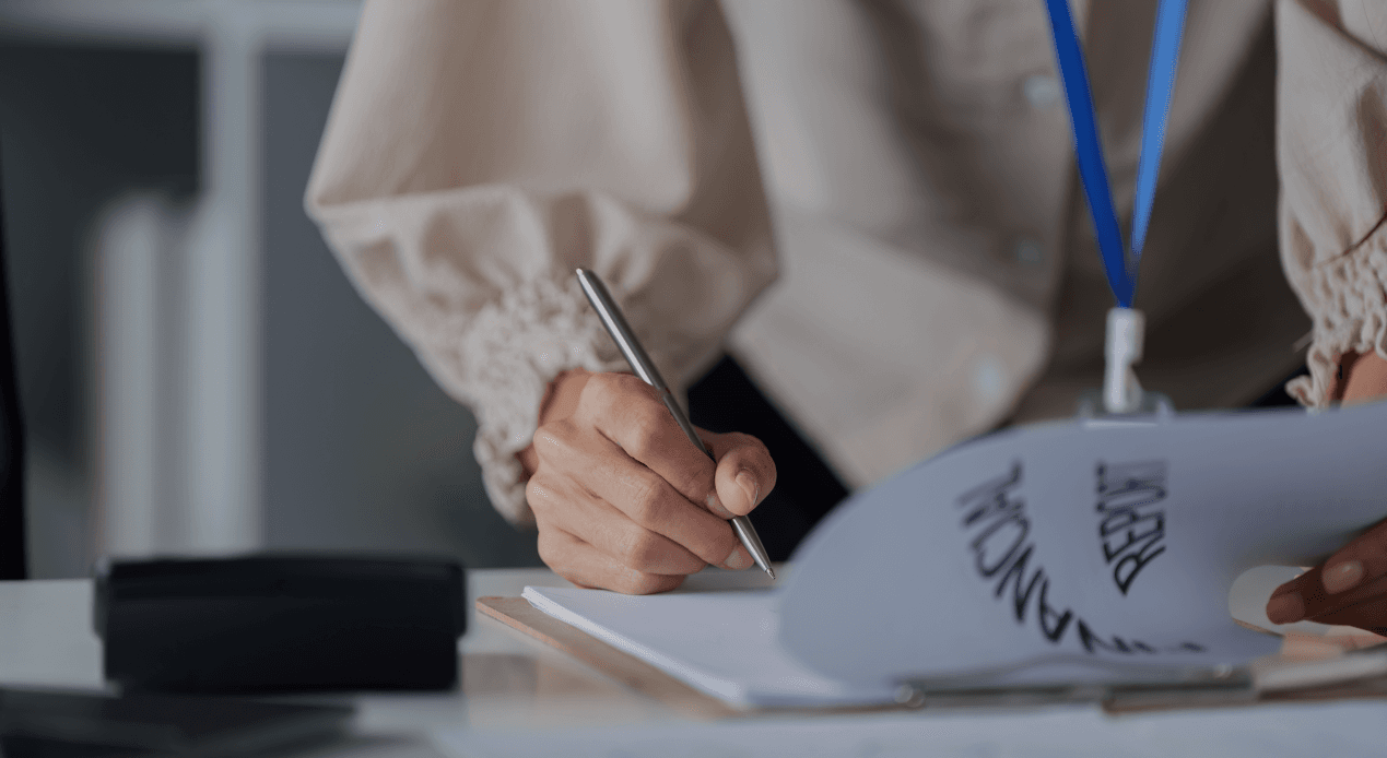 Imagen de persona escribiendo