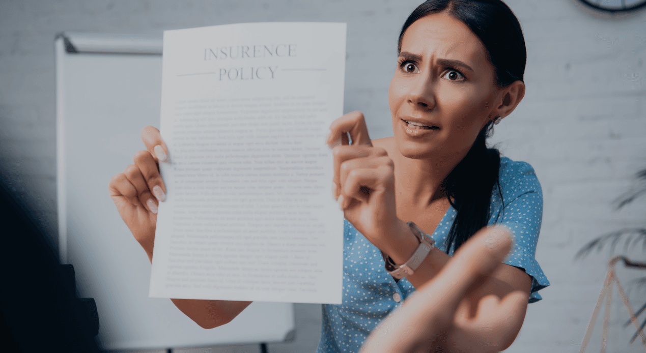 Imagen de persona mostrando documento