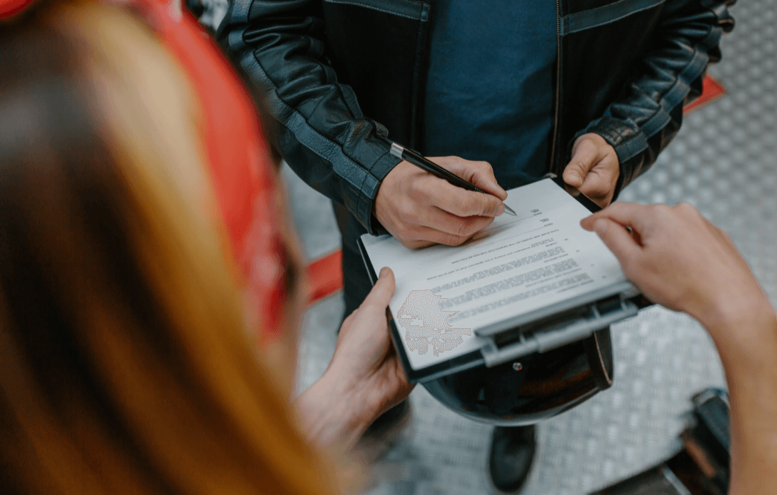 Imagen de personas firmando documentos